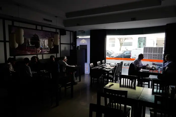 Restaurante sem luz na Europa devido ao apagão