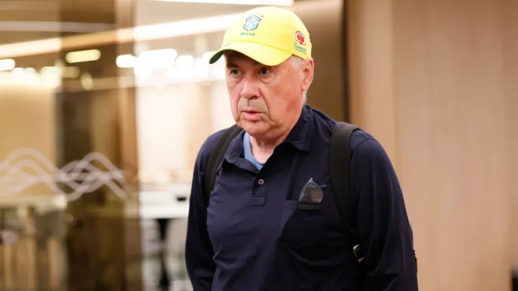 Novo técnico da Seleção, Ancelotti chega no Brasil com boné da CBF
