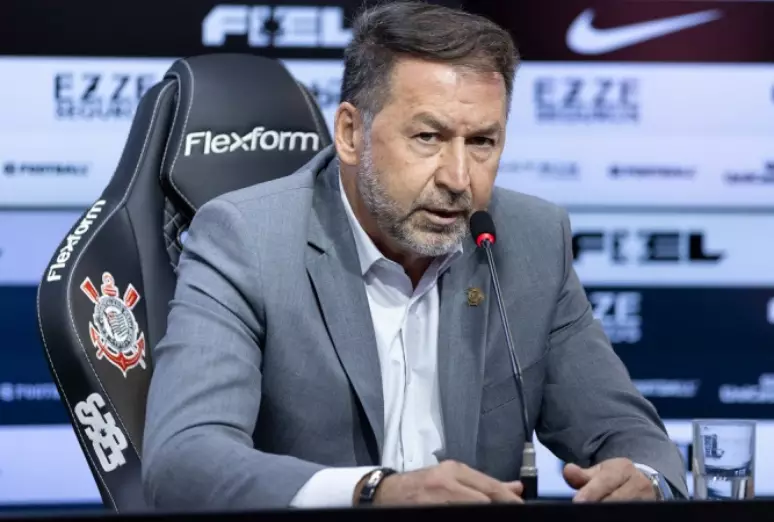 Presidente do Corinthians, Augusto Melo, é Afastado: Entenda o Caso e os Próximos Passos 2 Augusto Melo concedendo entrevista