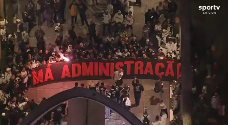 Torcedores Organizados Ocupam Parque São Jorge em Protesto Contra Crise Política no Corinthians